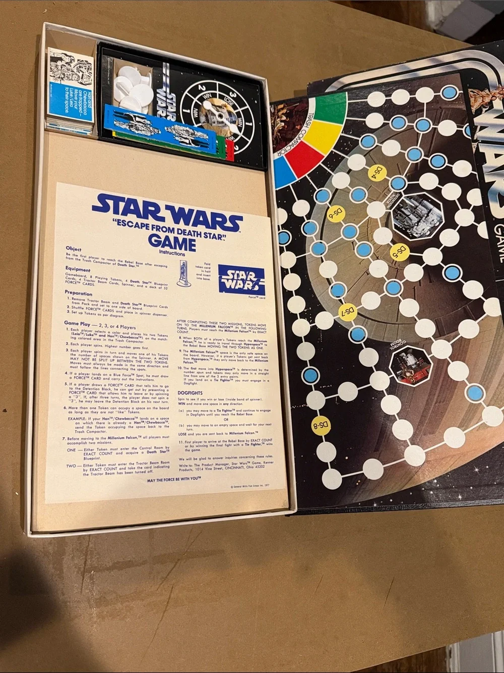 Star Wars ESCAPE FROM THE DEATH STAR board game with Black and White Box Artwork